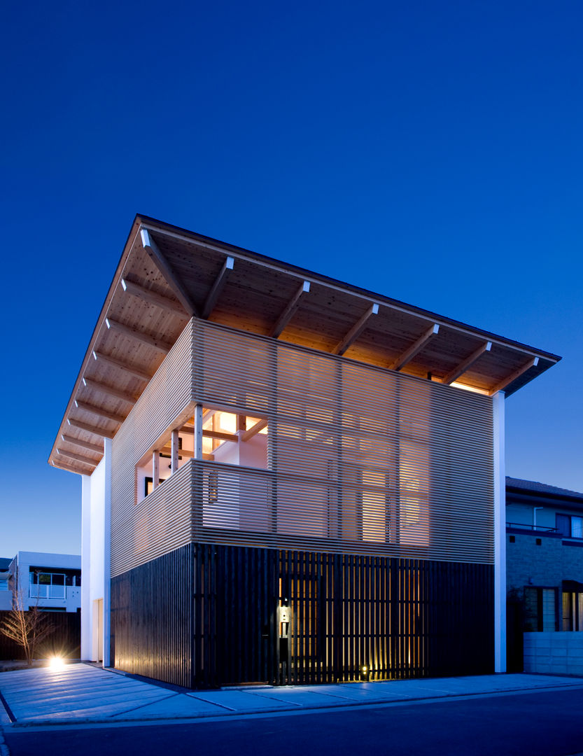 saijo house, 髙岡建築研究室 髙岡建築研究室 日本家屋・アジアの家 木 木目調 空,青,シェード,建物,ファサード,不動産,屋根,商業ビル,木,エレクトリックブルー