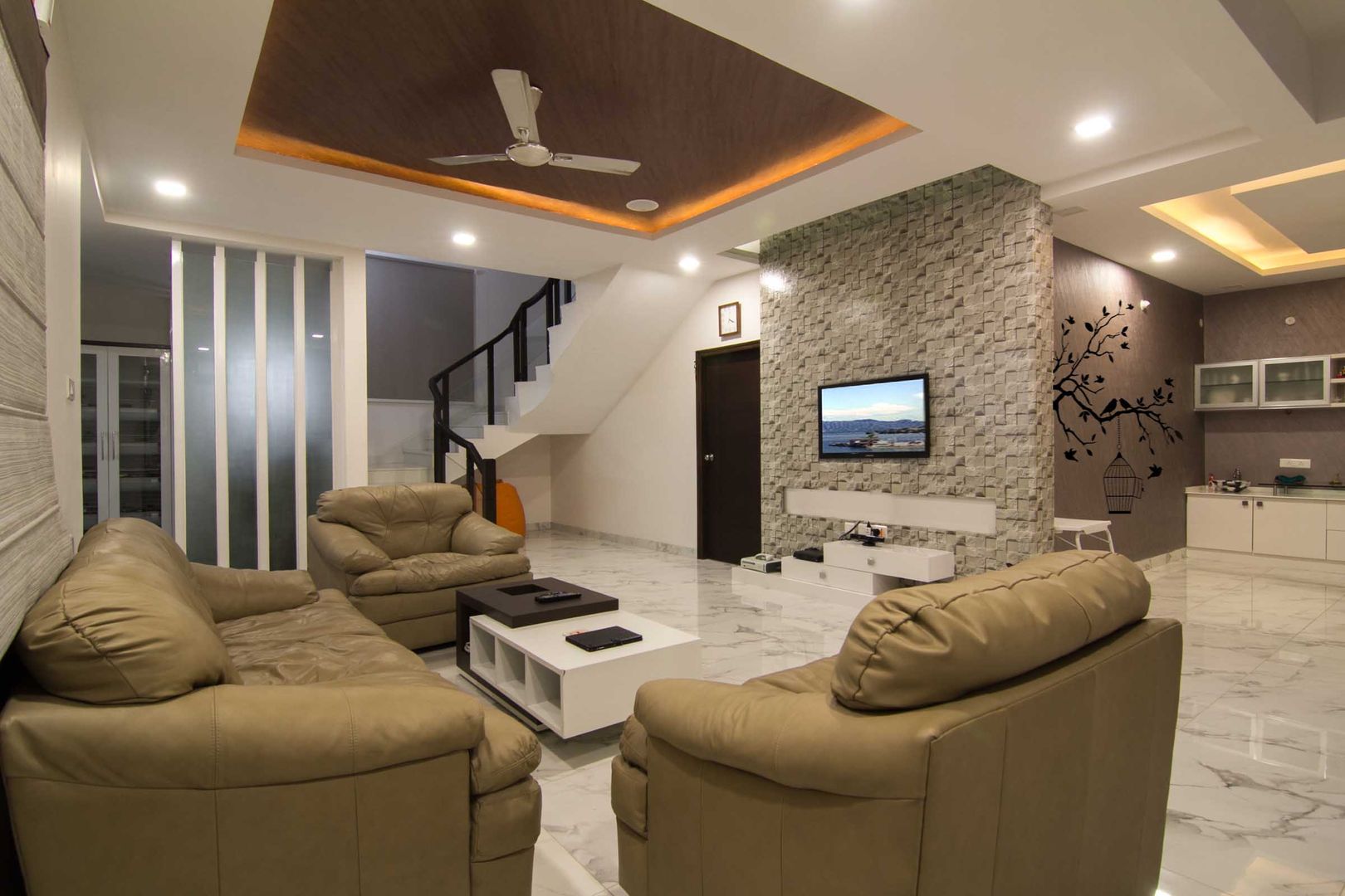 WHITE THEMED INTERIORS DONE ARTISTICALLY, KREATIVE HOUSE KREATIVE HOUSE Eklektik Koridor, Hol & Merdivenler Mozaik