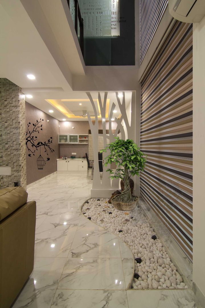 WHITE THEMED INTERIORS DONE ARTISTICALLY, KREATIVE HOUSE KREATIVE HOUSE Corredores, halls e escadas ecléticos Azulejo