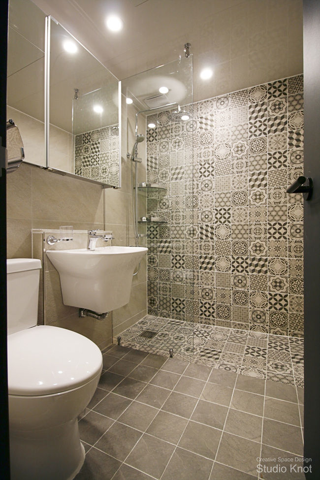 homify Modern bathroom