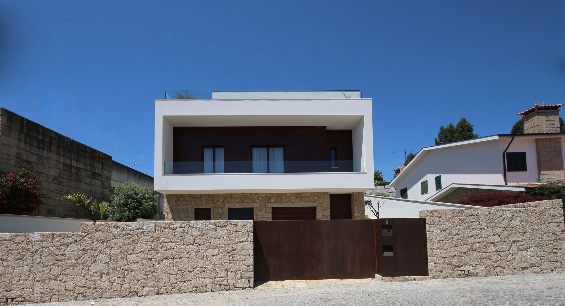 Casa em Guimarães, 3H _ Hugo Igrejas Arquitectos, Lda 3H _ Hugo Igrejas Arquitectos, Lda บ้านและที่อยู่อาศัย แกรนิต