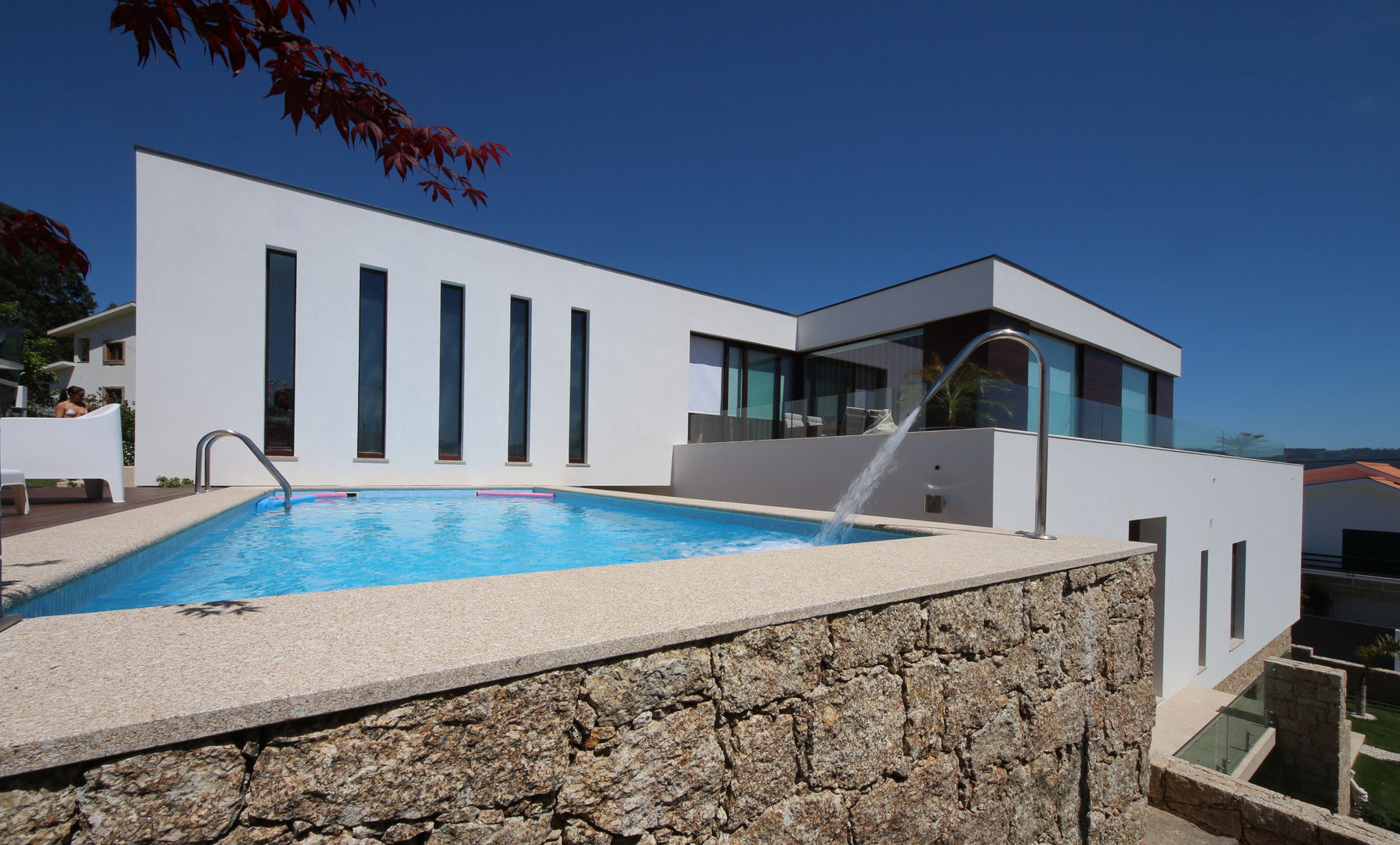 Casa em Guimarães, 3H _ Hugo Igrejas Arquitectos, Lda 3H _ Hugo Igrejas Arquitectos, Lda สระว่ายน้ำ