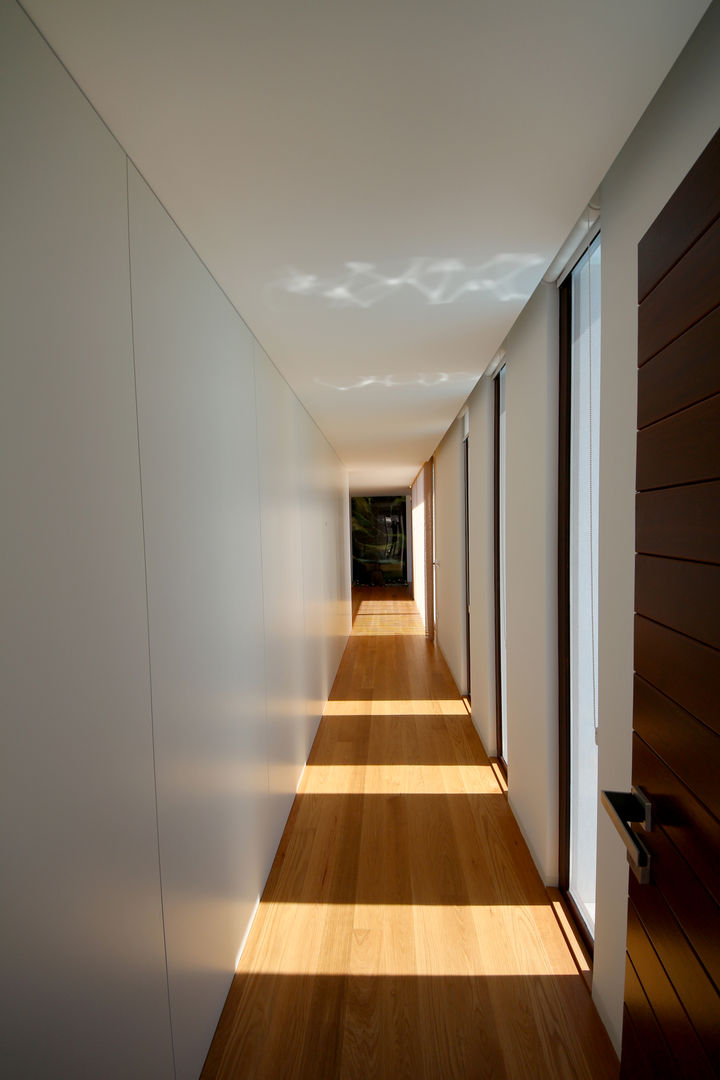 Casa em Guimarães, 3H _ Hugo Igrejas Arquitectos, Lda 3H _ Hugo Igrejas Arquitectos, Lda Minimalist corridor, hallway & stairs