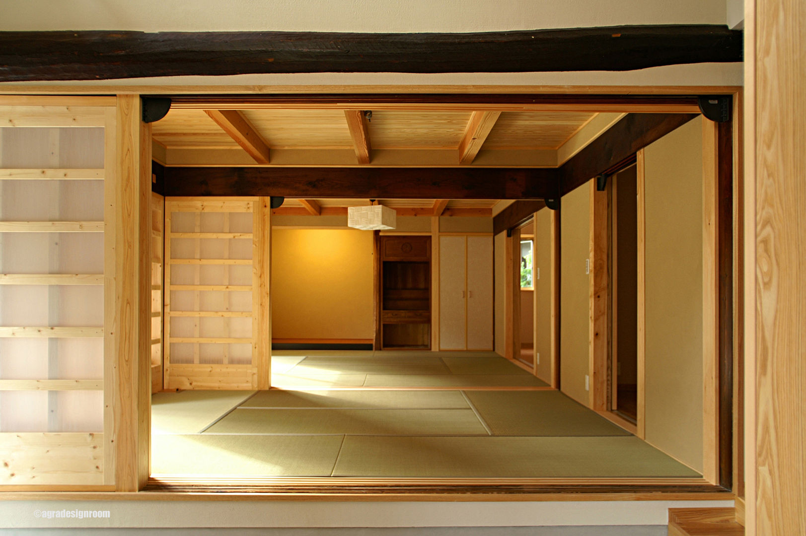 La reforma para sentir amplio un cuarto del estilo japonés. アグラ設計室一級建築士事務所 agra design room Salas / recibidores