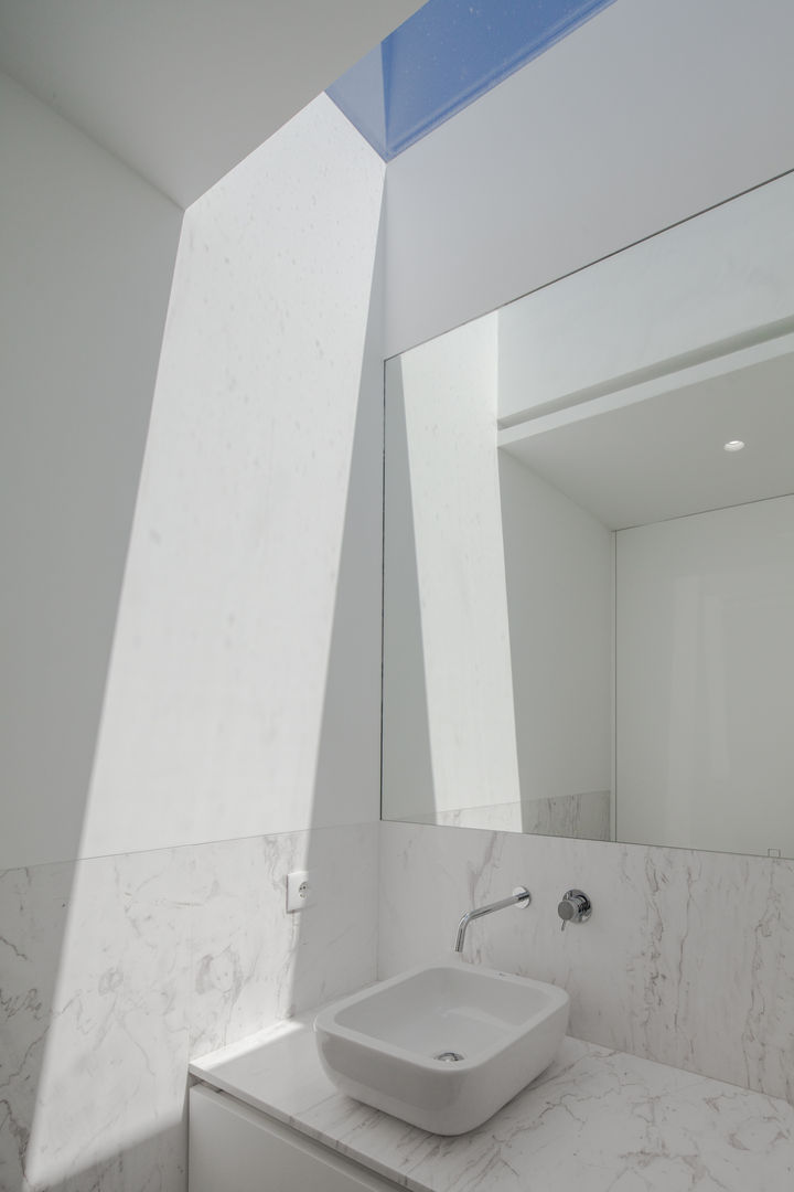 homify Minimalist style bathroom