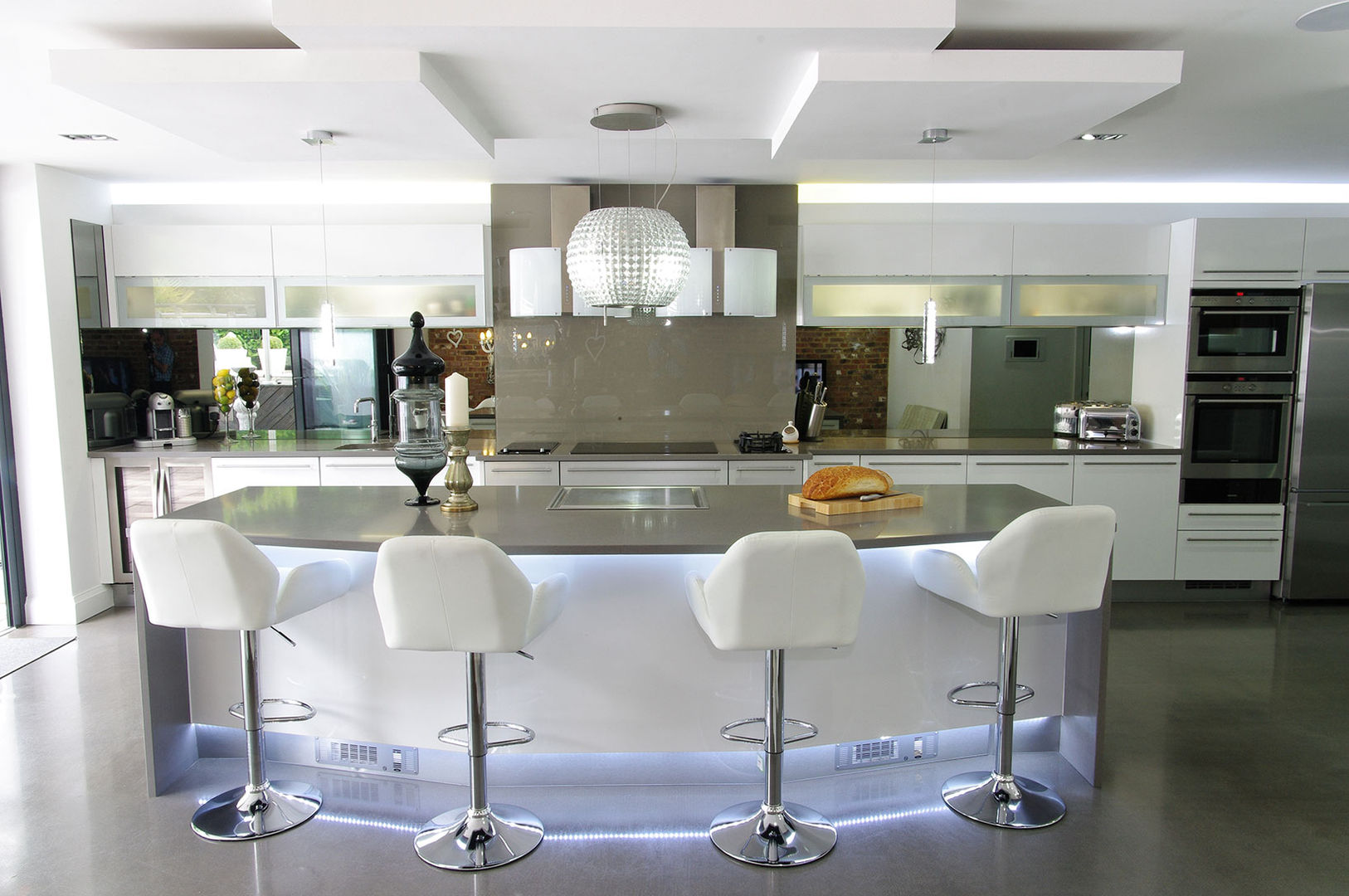 Luxurious White Kitchens by PTC , PTC Kitchens PTC Kitchens ห้องครัว