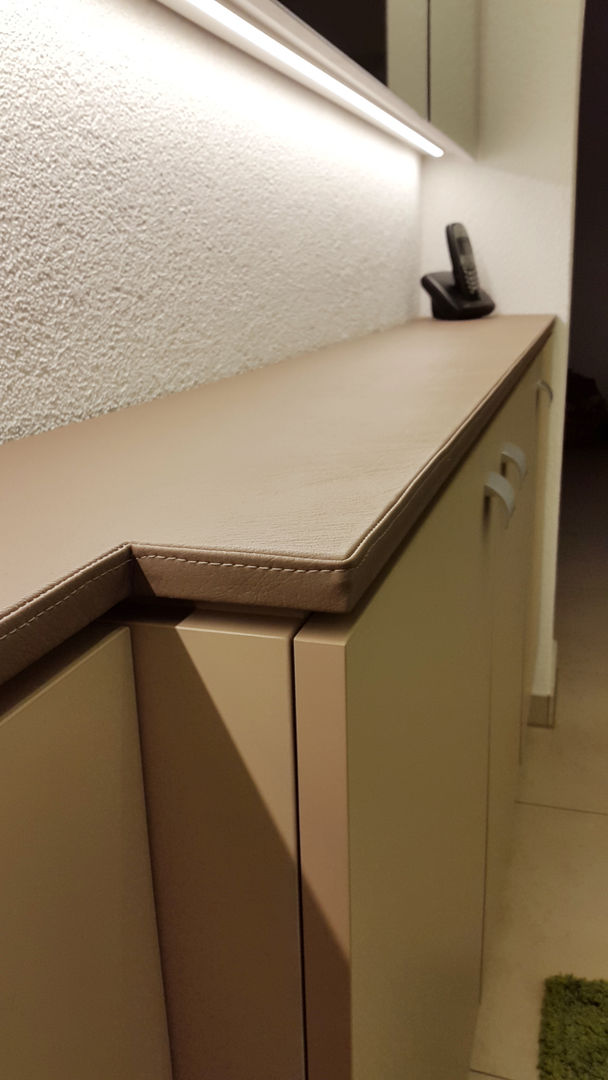 Sideboard mit Türaussparung homify Moderner Flur, Diele & Treppenhaus Kommoden und Regale