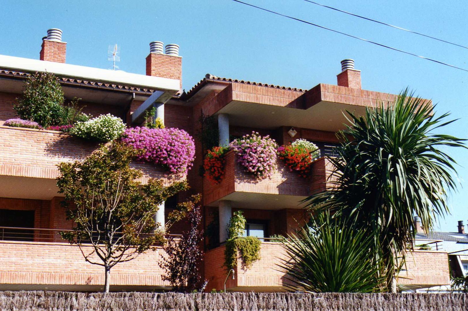 BALCONES Y TERRAZAS, GARDEN MAS DURAN GARDEN MAS DURAN Balcone, Veranda & Terrazza in stile mediterraneo