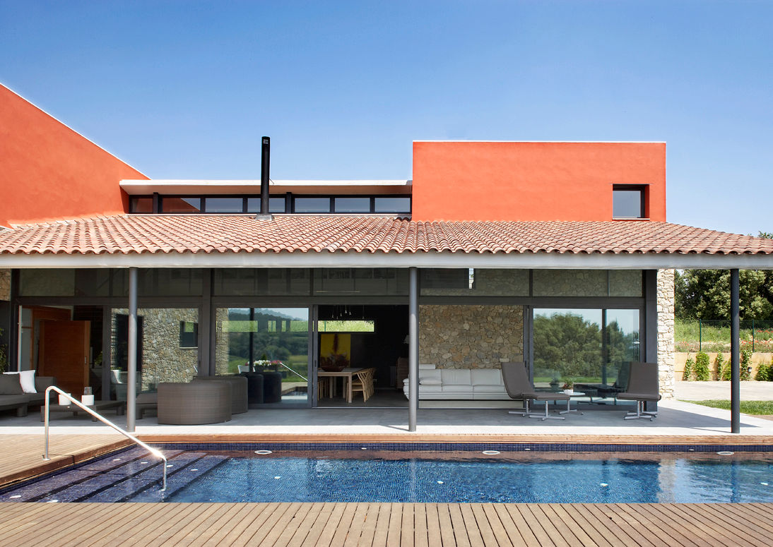 UNIFAMILIAR CERVIA DE TER -GIRONA-, ARQ.TEC SURIS ASSOCIATS SLP ARQ.TEC SURIS ASSOCIATS SLP Mediterranean style pool