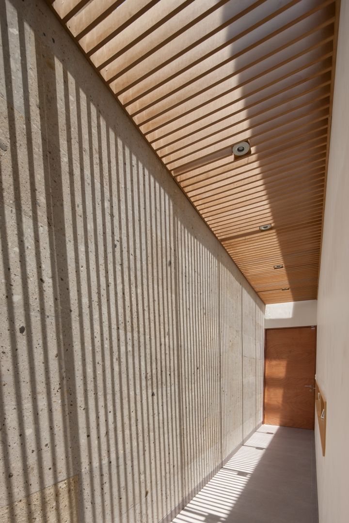 Casa Ming, LGZ Taller de arquitectura LGZ Taller de arquitectura Modern Corridor, Hallway and Staircase Stone