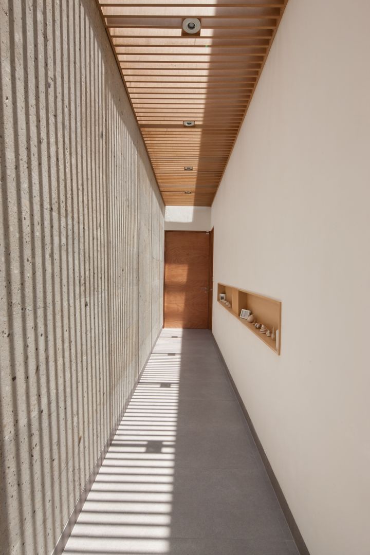 Casa Ming, LGZ Taller de arquitectura LGZ Taller de arquitectura Modern corridor, hallway & stairs Stone