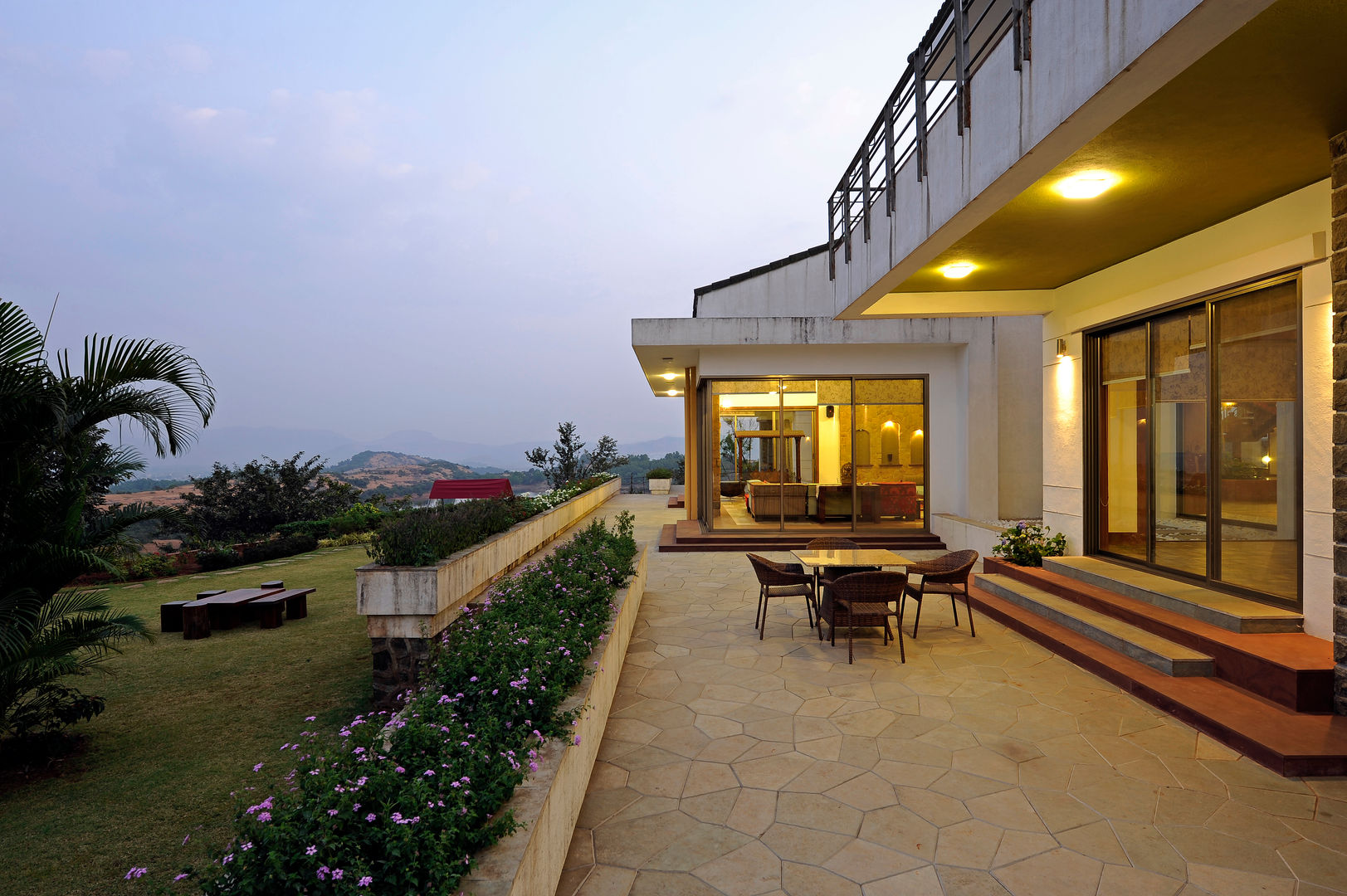 Lonavla Bungalow, JAYESH SHAH ARCHITECTS JAYESH SHAH ARCHITECTS Varandas, marquises e terraços asiáticos