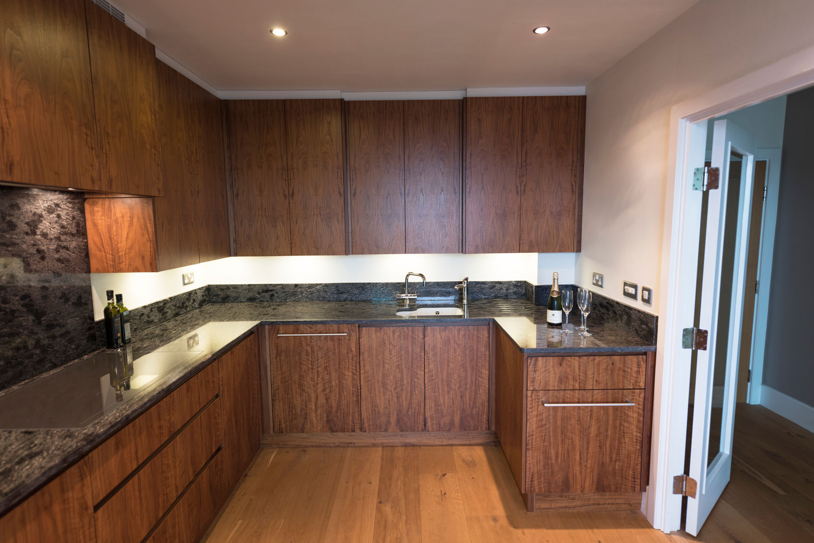 American Black Walnut Vauxhall Kitchen designed and made by Tim Wood Tim Wood Limited مطبخ خشب Wood effect