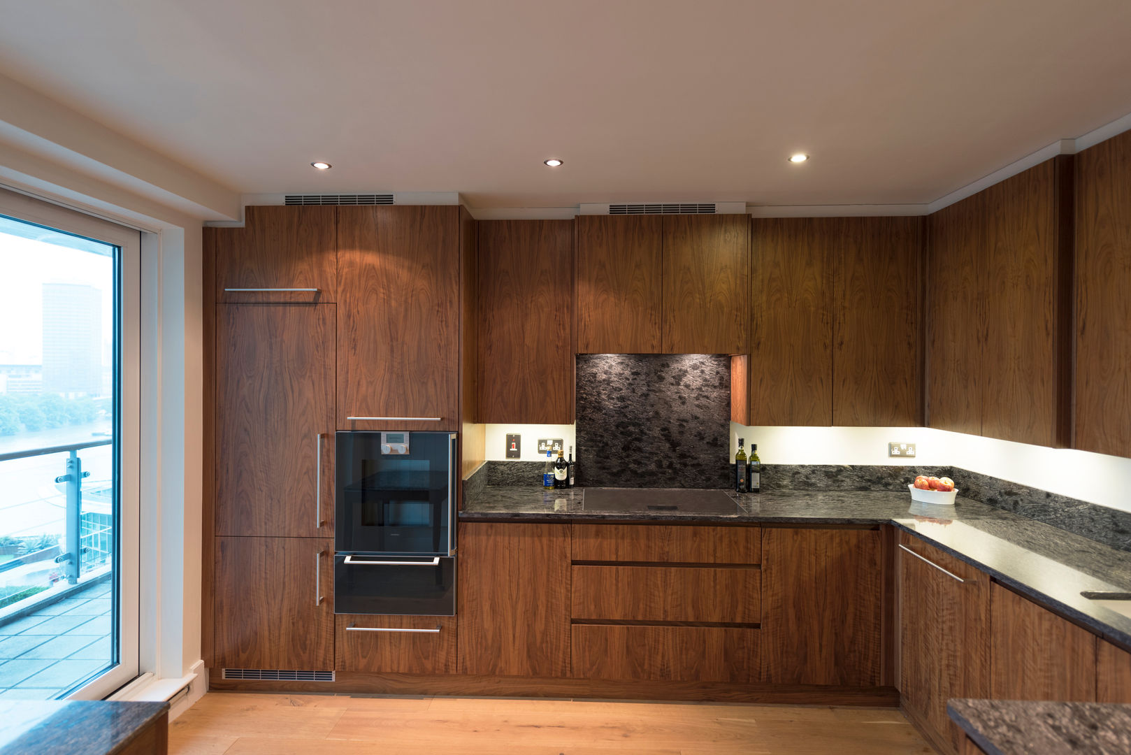 American Black Walnut Vauxhall Kitchen designed and made by Tim Wood Tim Wood Limited مطبخ خشب Wood effect