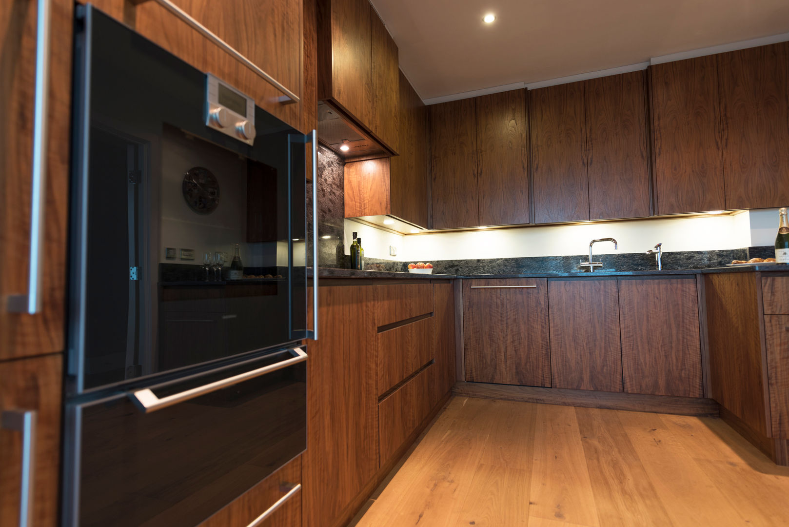 American Black Walnut Vauxhall Kitchen designed and made by Tim Wood Tim Wood Limited Modern Kitchen Wood Wood effect