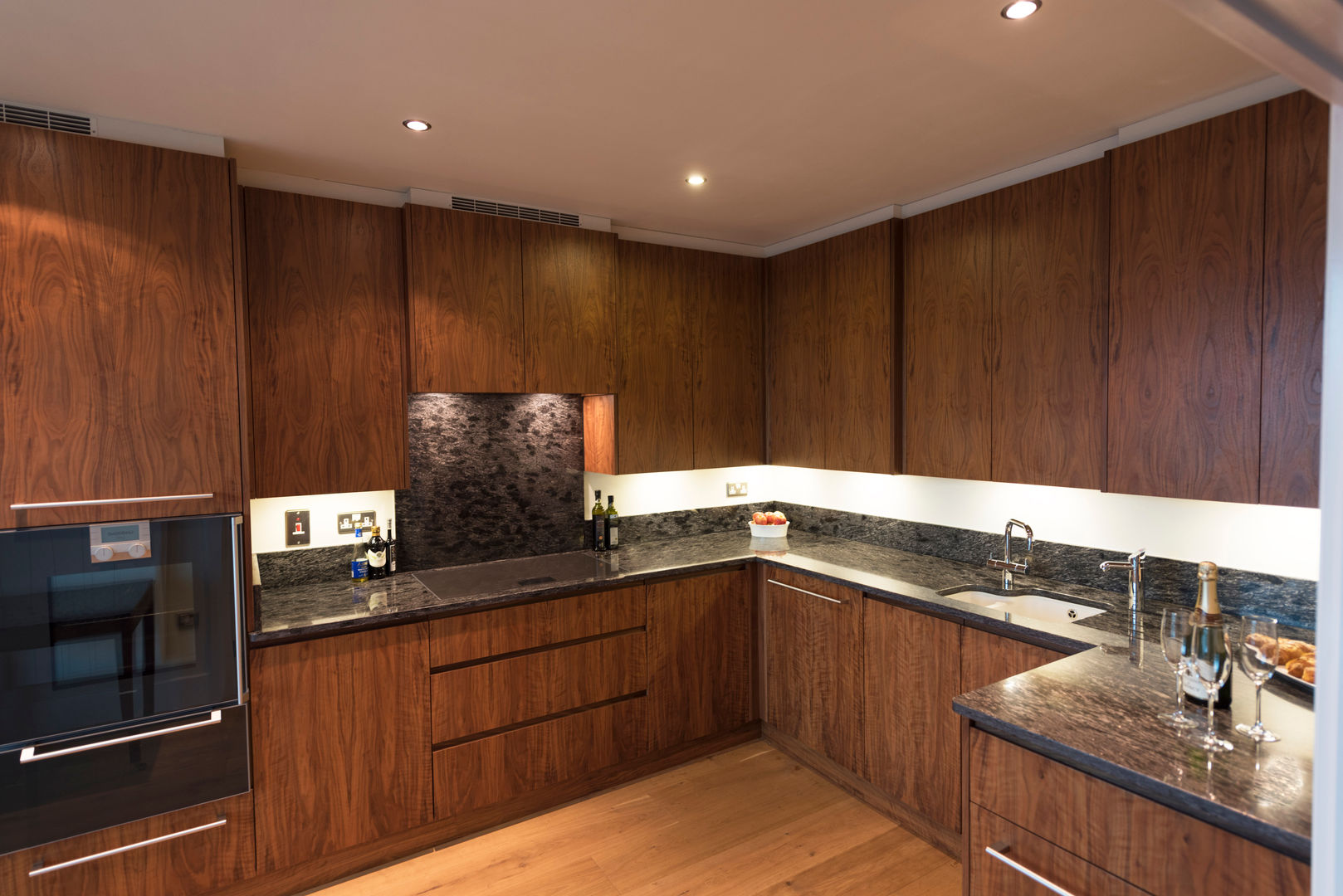 American Black Walnut Vauxhall Kitchen designed and made by Tim Wood Tim Wood Limited Cozinhas modernas Madeira Efeito de madeira