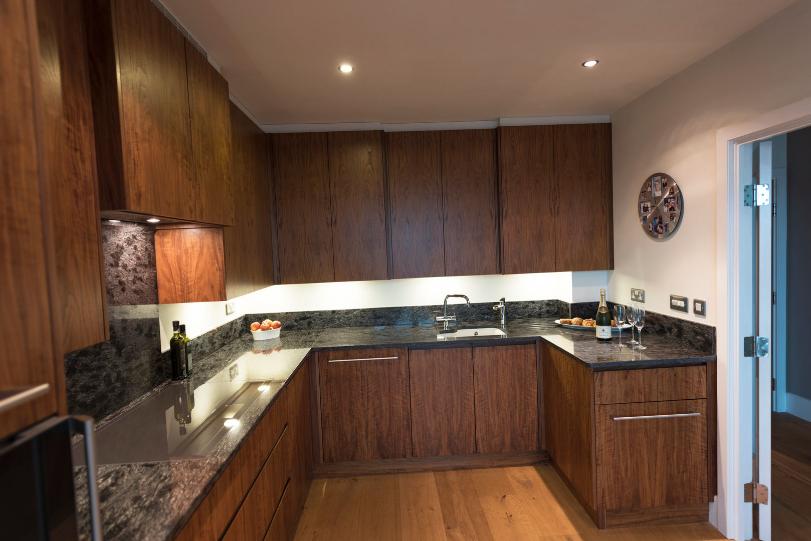 American Black Walnut Vauxhall Kitchen designed and made by Tim Wood Tim Wood Limited Modern Kitchen Wood Wood effect