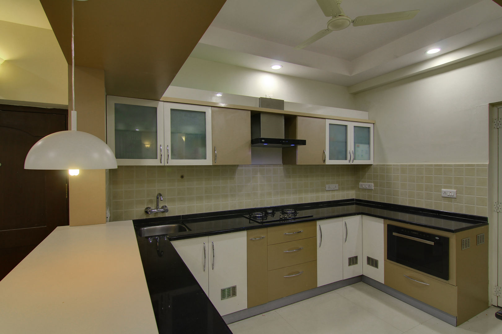 COMPACT YET OPEN AND CONTEMPORARY APARTMENT, KREATIVE HOUSE KREATIVE HOUSE Dapur Minimalis Ubin