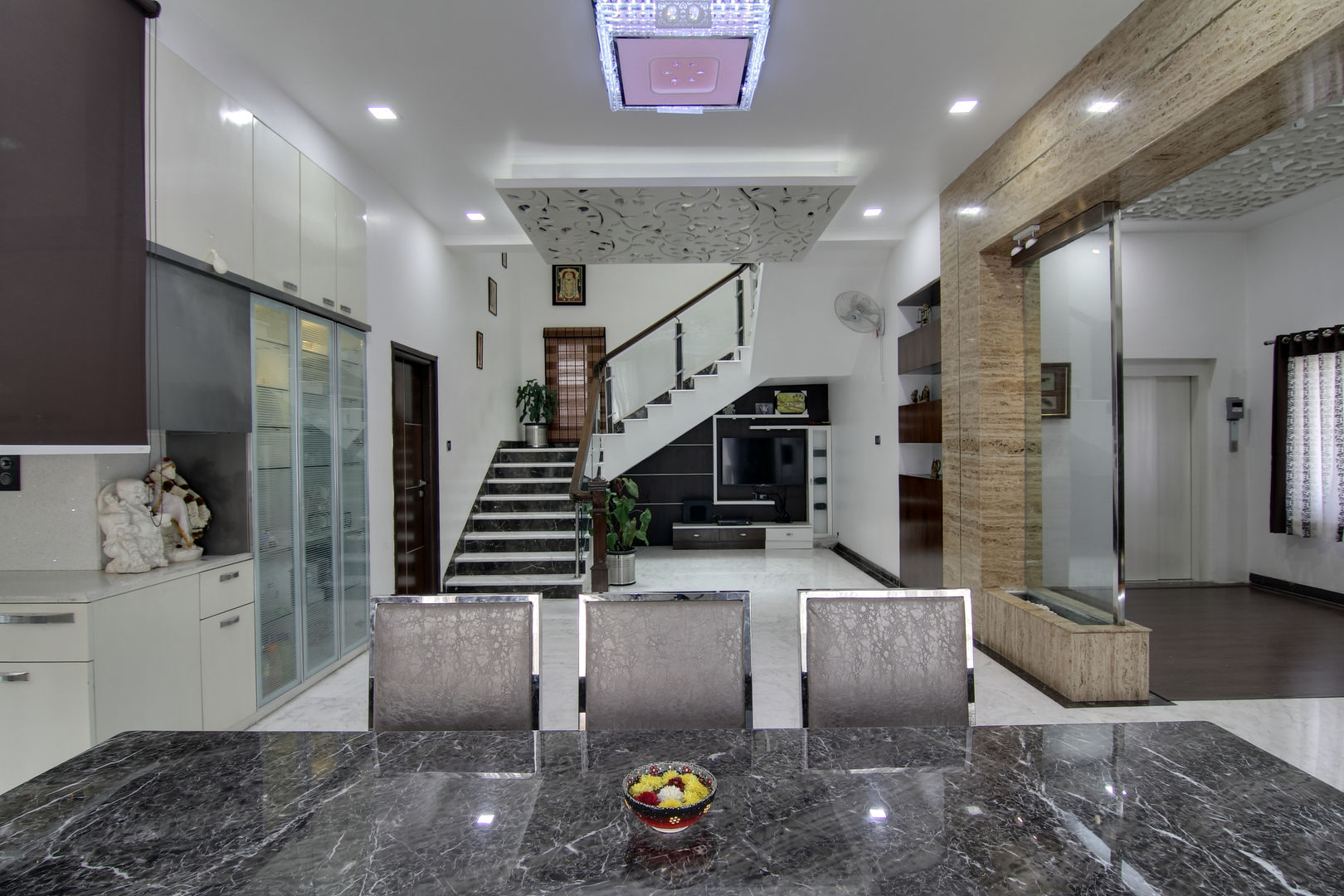 CENTRAL PYRAMID SKY LIGHT AND GARDEN THEMED INDEPENDENT HOUSE IN HYDERABAD, KREATIVE HOUSE KREATIVE HOUSE Couloir, entrée, escaliers originaux Marbre
