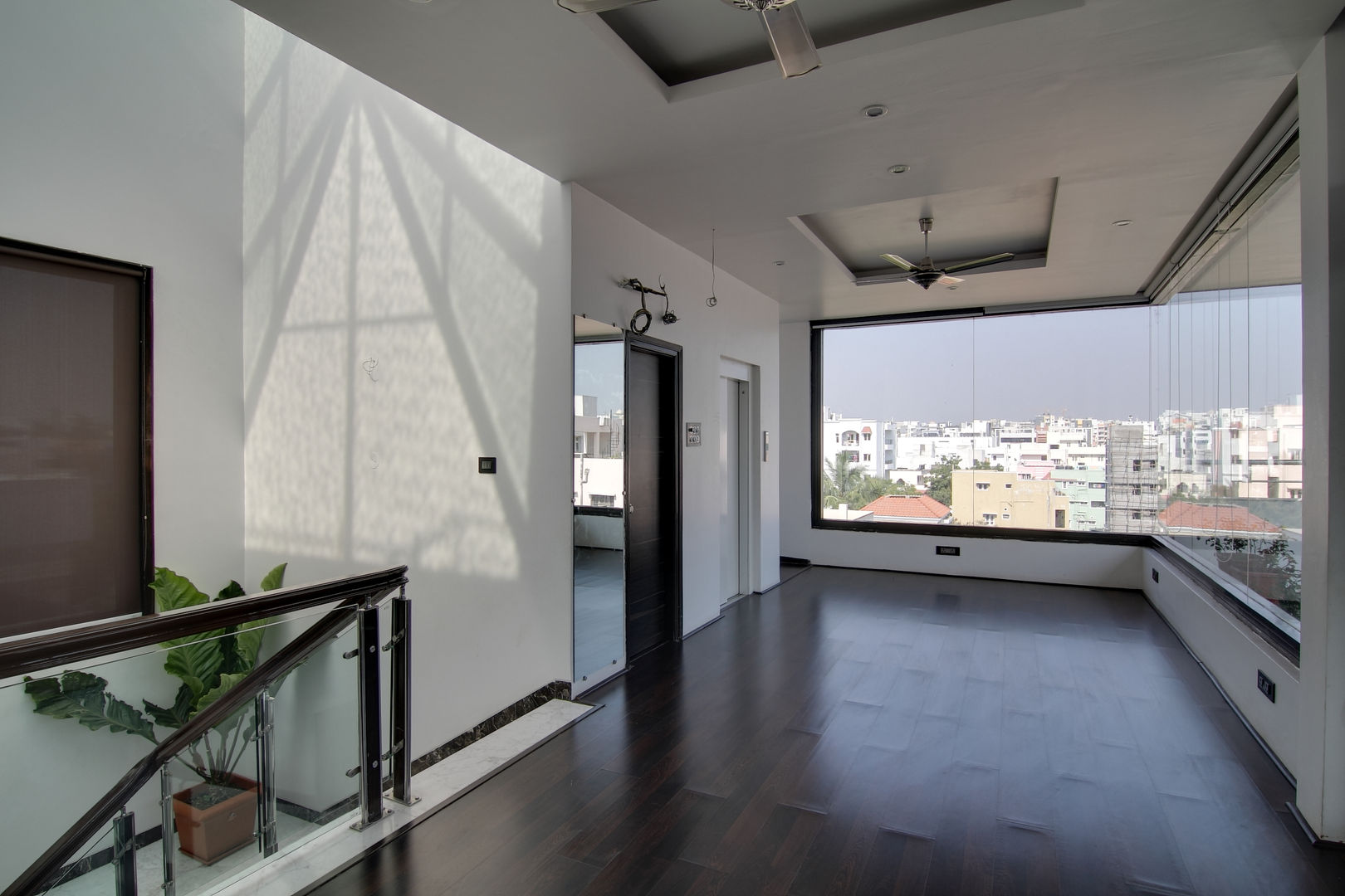 CENTRAL PYRAMID SKY LIGHT AND GARDEN THEMED INDEPENDENT HOUSE IN HYDERABAD, KREATIVE HOUSE KREATIVE HOUSE Moderner Balkon, Veranda & Terrasse Holzwerkstoff Transparent