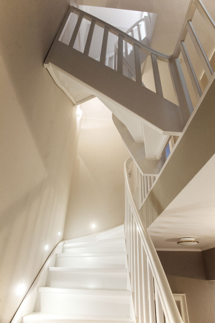 homify Pasillos, vestíbulos y escaleras clásicas Madera Acabado en madera