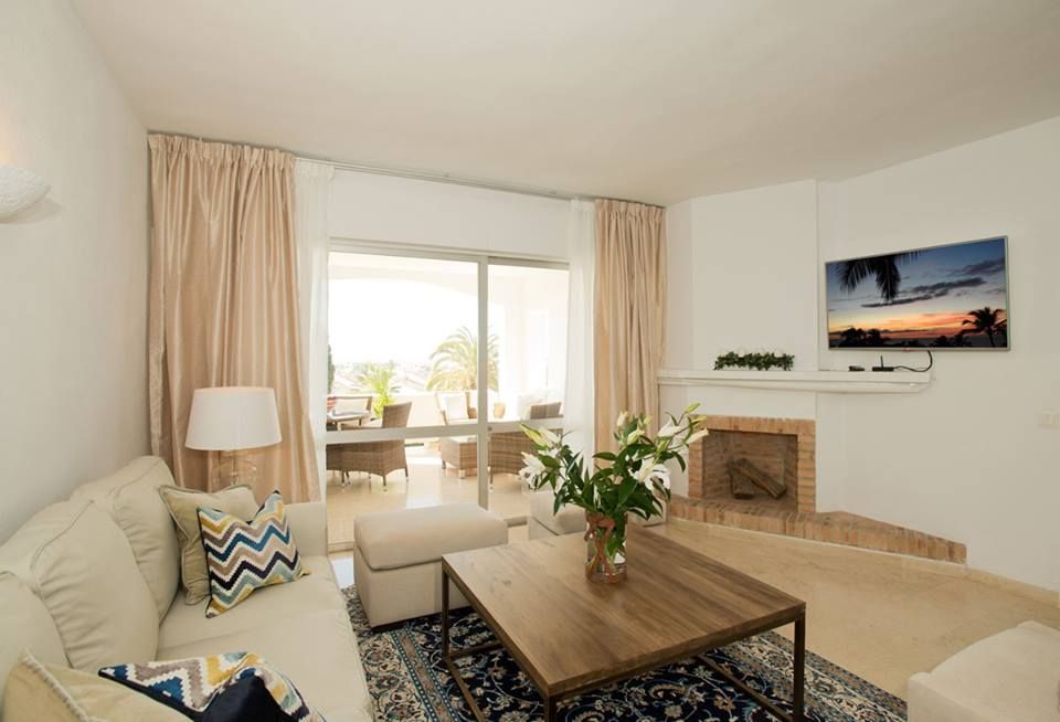 2 bedroom apartment, Gebauer Design Gebauer Design Salas de estar clássicas