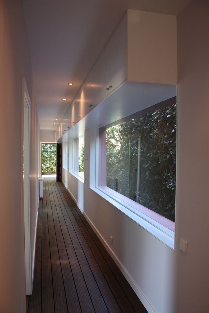 Casa de Campo em Barcelos, 3H _ Hugo Igrejas Arquitectos, Lda 3H _ Hugo Igrejas Arquitectos, Lda Eclectic style corridor, hallway & stairs