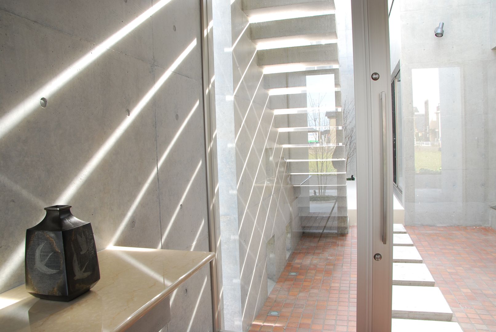 光と遊ぶ家, 本田建築設計事務所 本田建築設計事務所 現代風玄關、走廊與階梯