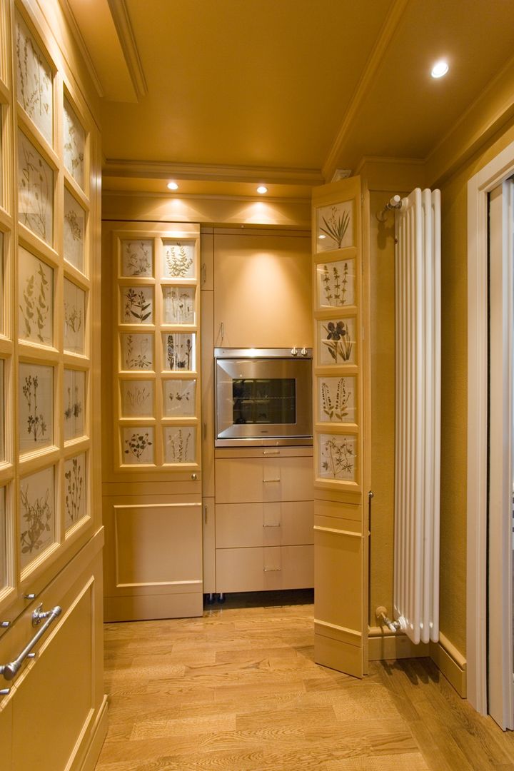 Appartamento, Andrea Pacciani Architetto Andrea Pacciani Architetto Classic style kitchen Cabinets & shelves