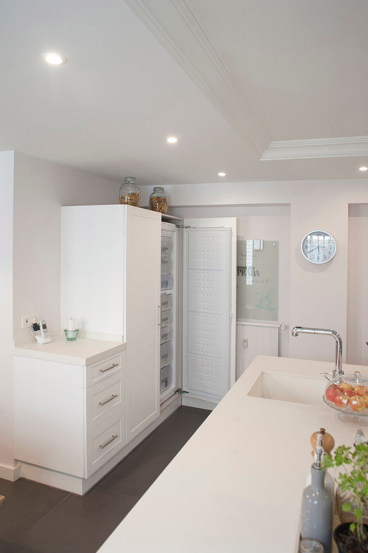 isla de cocina blanca y electrodomésticos de integración homify Cocinas de estilo clásico frigo de integracion,cocina blanca,mobiliario lacado,fregadero encastrado,mobiliario blanco