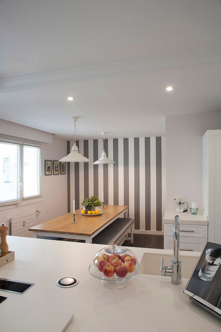 comedor con mesa de madera y banco corrido en cocina blanca con pared empapelada con papel a rayas homify Cocinas de estilo clásico