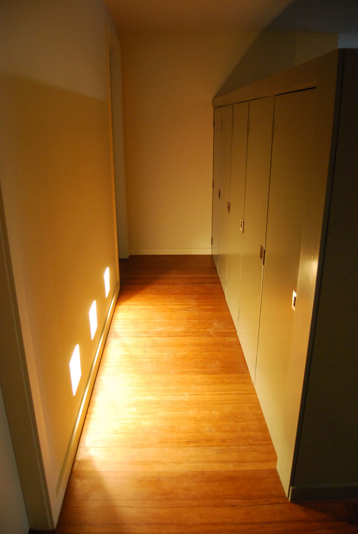 | Apartamento em Matosinhos |, Teresa Pinto Ribeiro | Arquitectura & Interiores Teresa Pinto Ribeiro | Arquitectura & Interiores Modern corridor, hallway & stairs