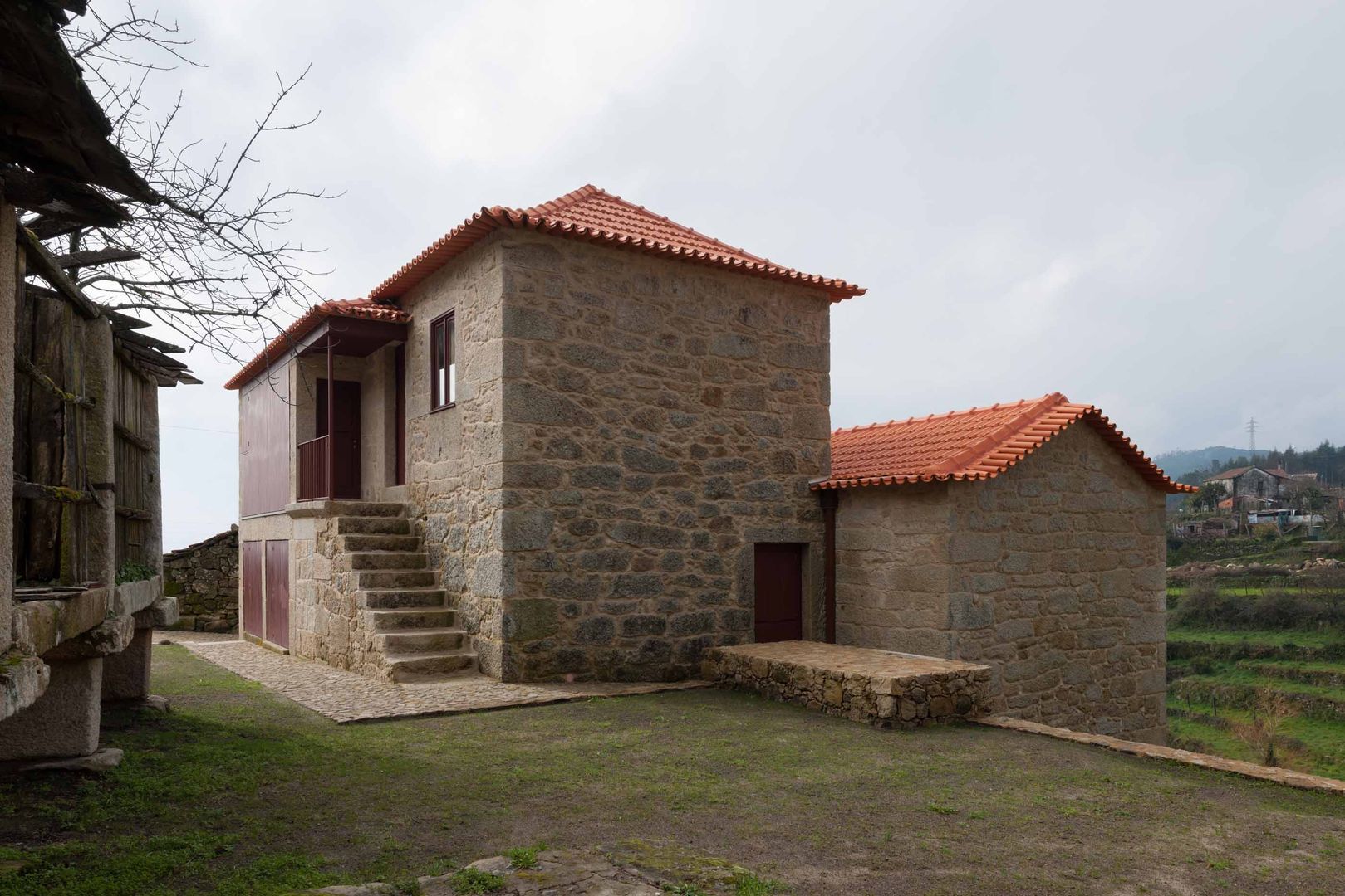 Casa de Campo na Aldeia da Felgueira, André Eduardo Tavares Arquitecto André Eduardo Tavares Arquitecto Casas de estilo rural