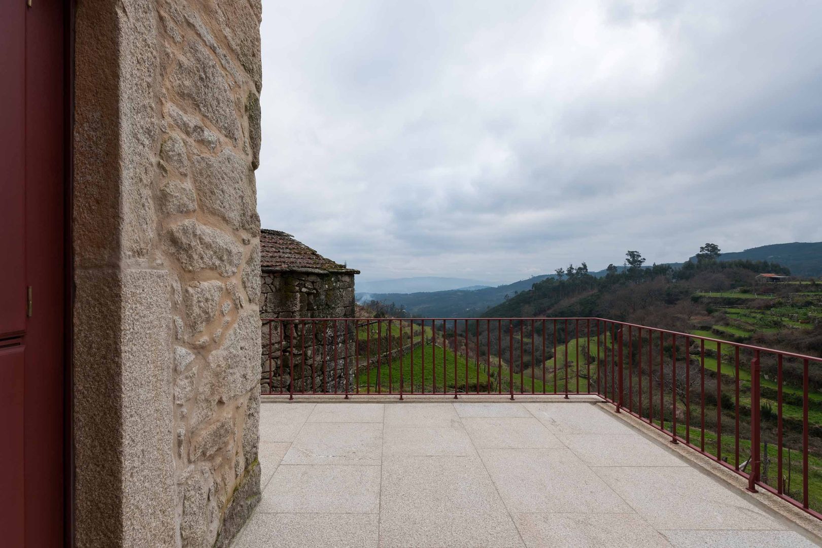 Casa de Campo na Aldeia da Felgueira, André Eduardo Tavares Arquitecto André Eduardo Tavares Arquitecto Balcon, Veranda & Terrasse ruraux