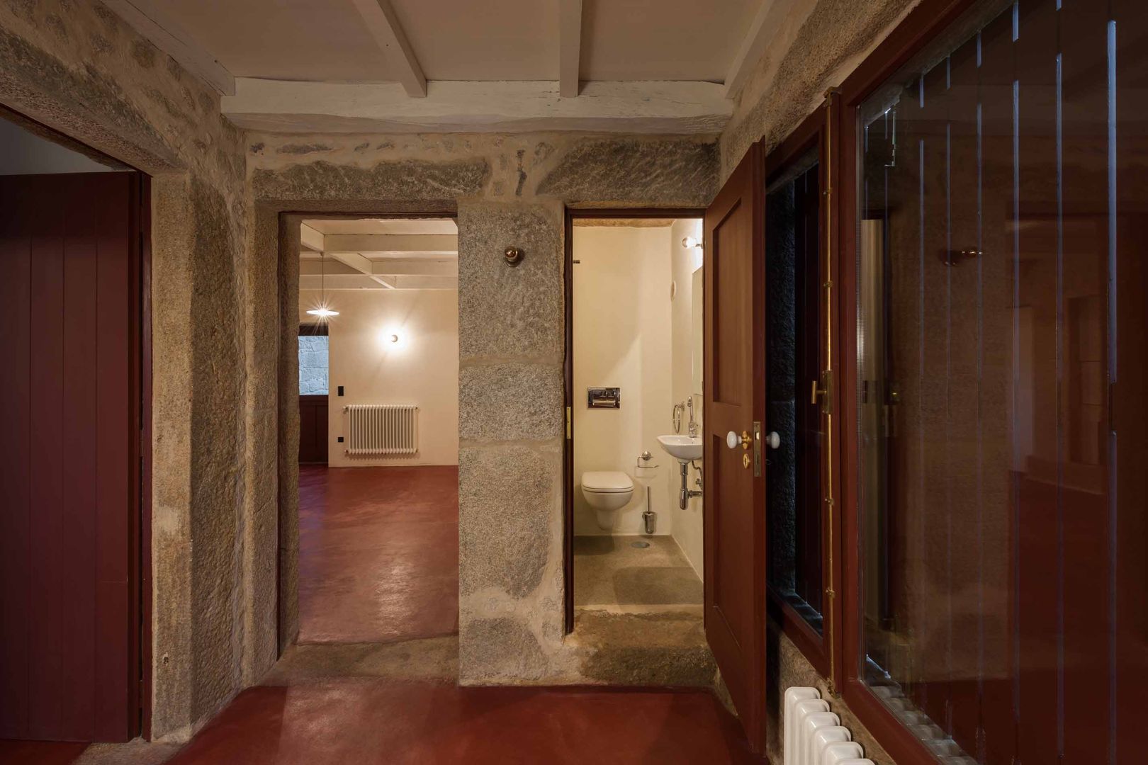 Casa de Campo na Aldeia da Felgueira, André Eduardo Tavares Arquitecto André Eduardo Tavares Arquitecto Country style corridor, hallway & stairs