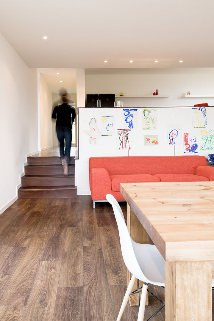 Family room looking to kitchen The Chase Architecture Moderne Esszimmer Holz Holznachbildung