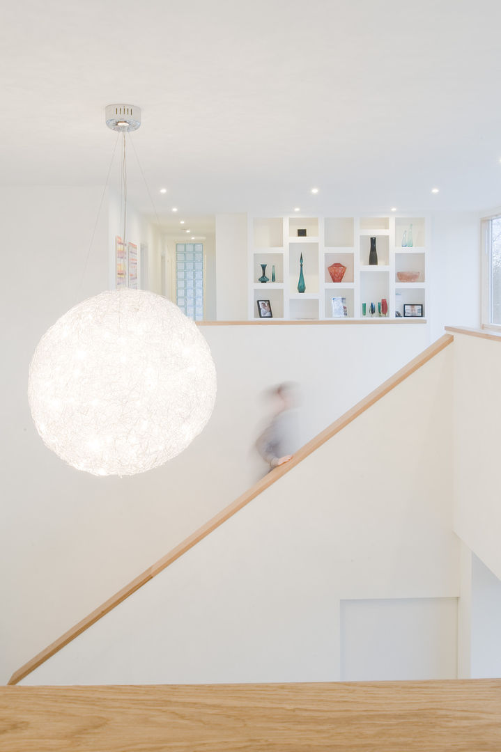 Simple timber handrail marks the edge of the stair to the balcony The Chase Architecture Pasillos, vestíbulos y escaleras de estilo moderno Madera Acabado en madera