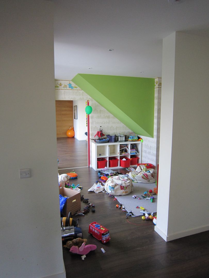 Kids nursery with underside of stairs painted green The Chase Architecture Dormitorios infantiles de estilo moderno Derivados de madera Transparente