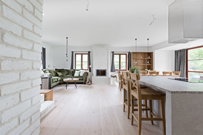 Minimalist, simple lake house design by OIKOI homify Scandinavische eetkamers Steen