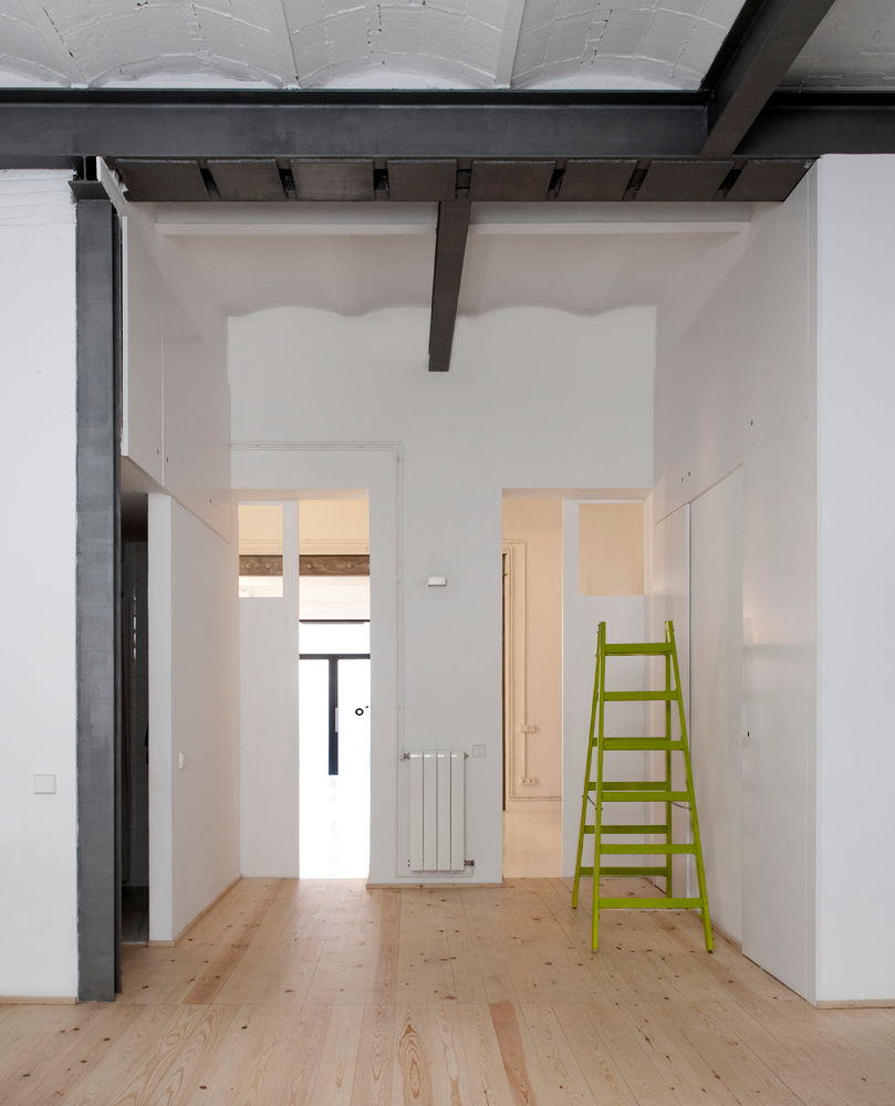 Reforma de vivienda y estudio de fotografía OP, manrique planas arquitectes manrique planas arquitectes Industrial style corridor, hallway and stairs