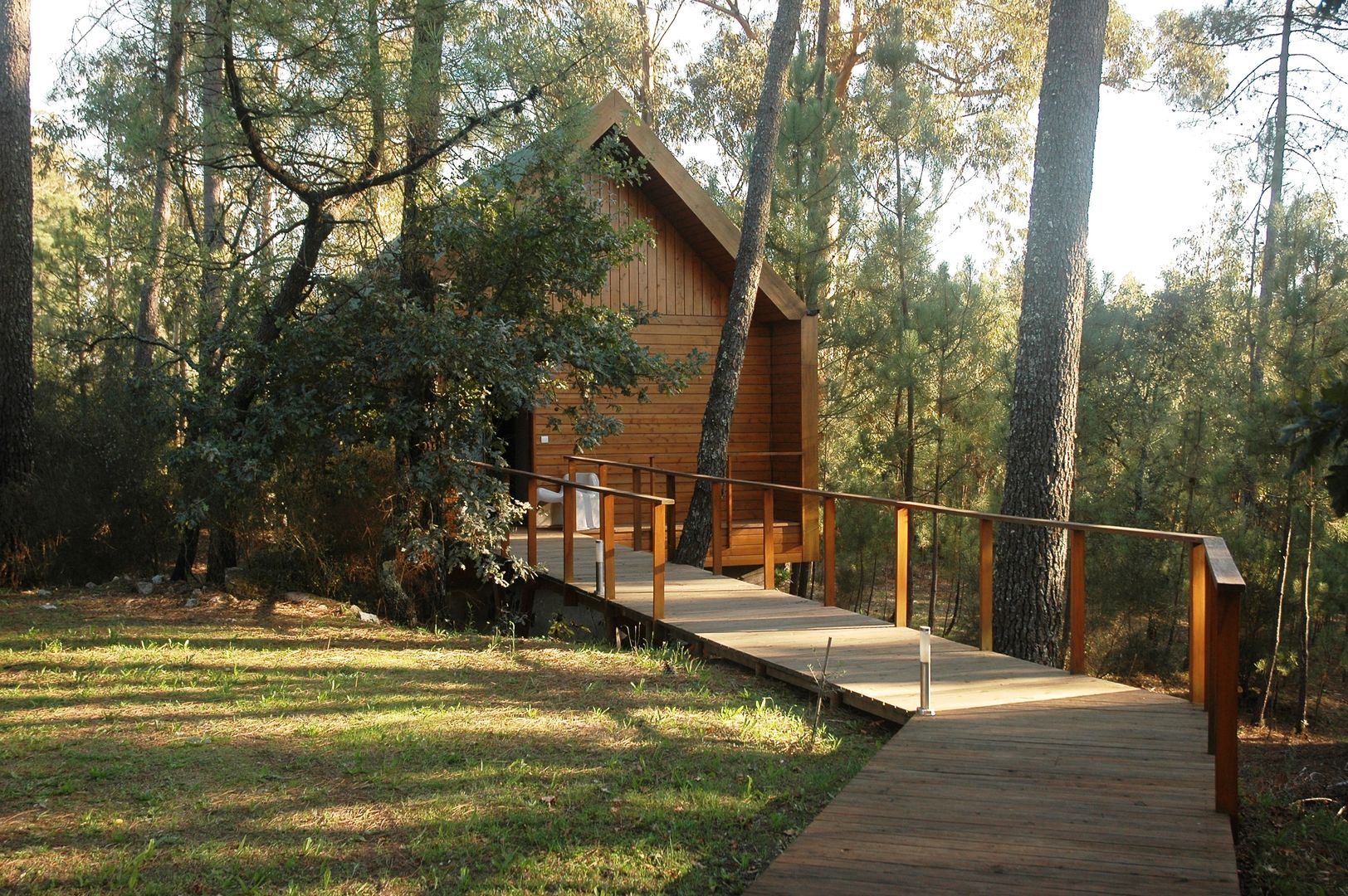 Casa em Cabeça Santa (Penafiel, Portugal), NORMA | Nova Arquitectura em Madeira (New Architecture in Wood) NORMA | Nova Arquitectura em Madeira (New Architecture in Wood) Casas de estilo rústico Madera maciza Multicolor