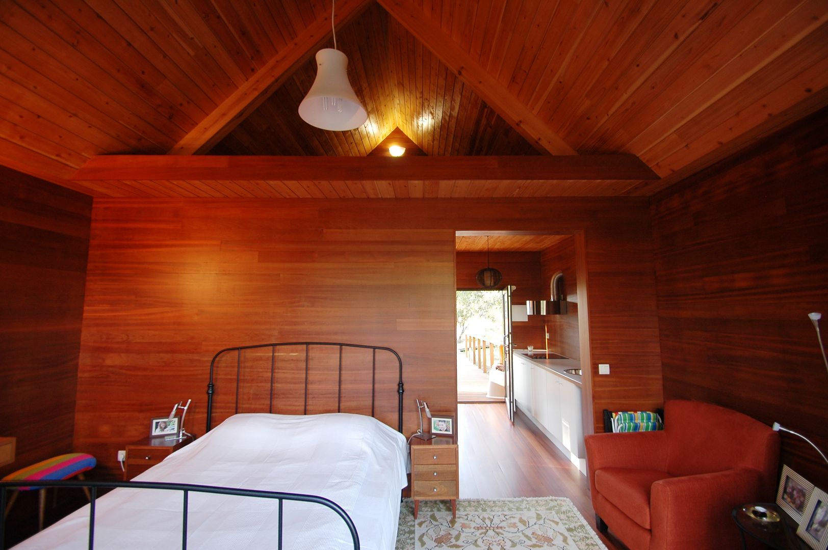 Casa em Cabeça Santa (Penafiel, Portugal), NORMA | Nova Arquitectura em Madeira (New Architecture in Wood) NORMA | Nova Arquitectura em Madeira (New Architecture in Wood) Rustikale Schlafzimmer Massivholz Mehrfarbig