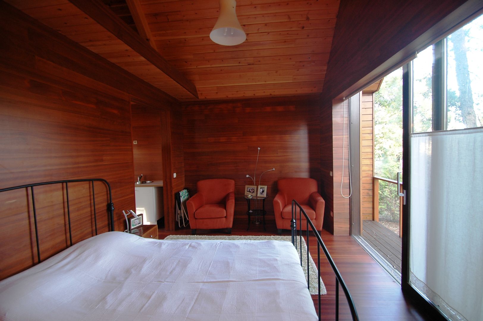 Casa em Cabeça Santa (Penafiel, Portugal), NORMA | Nova Arquitectura em Madeira (New Architecture in Wood) NORMA | Nova Arquitectura em Madeira (New Architecture in Wood) Rustic style bedroom Solid Wood Multicolored