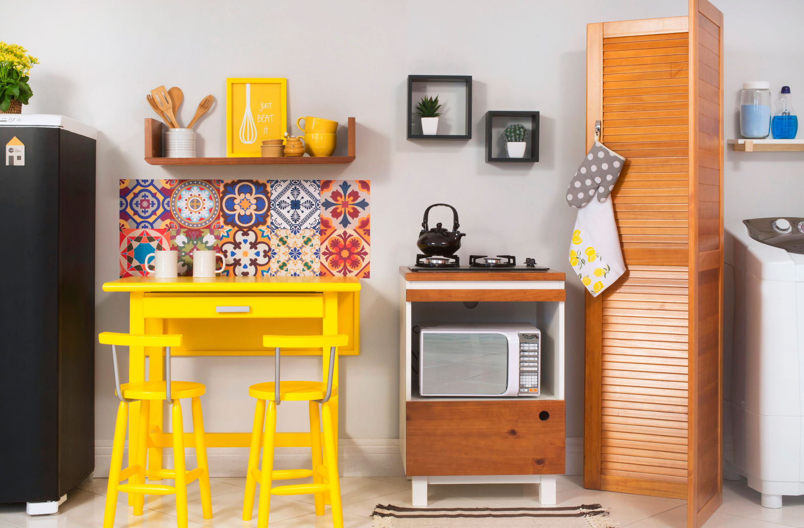 Cozinha integrada com lavanderia Meu Móvel de Madeira Cozinhas minimalistas Madeira maciça Multicolor Armários e estantes
