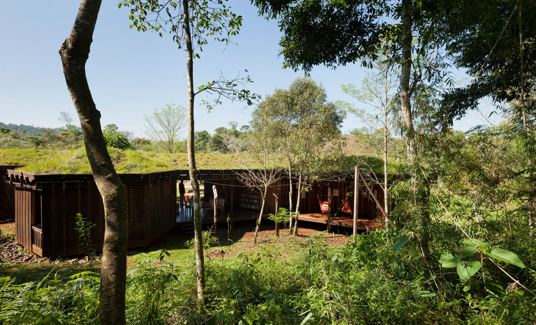 Comuna Yerbas del Paraiso - Misiones, IR arquitectura IR arquitectura Kırsal Balkon, Veranda & Teras Masif Ahşap Rengarenk