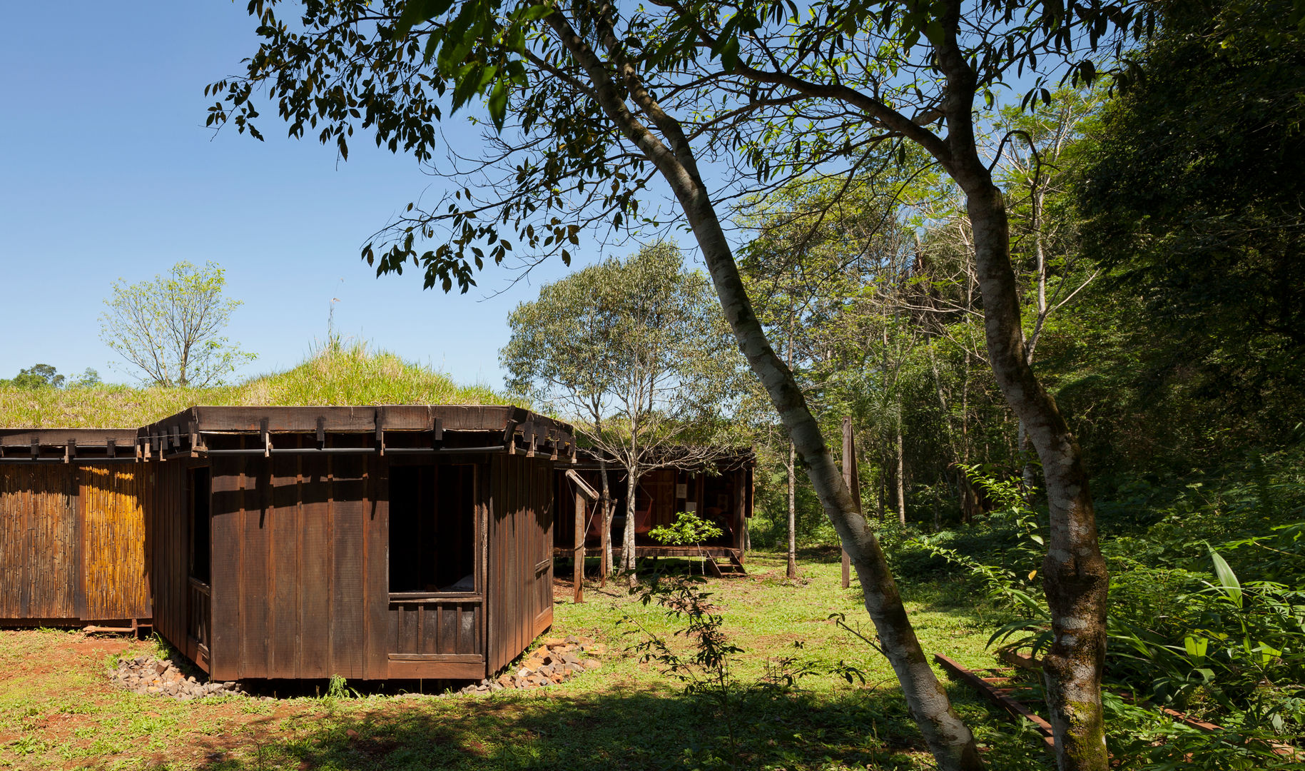 Comuna Yerbas del Paraiso - Misiones, IR arquitectura IR arquitectura Landelijke tuinen Massief hout Bont