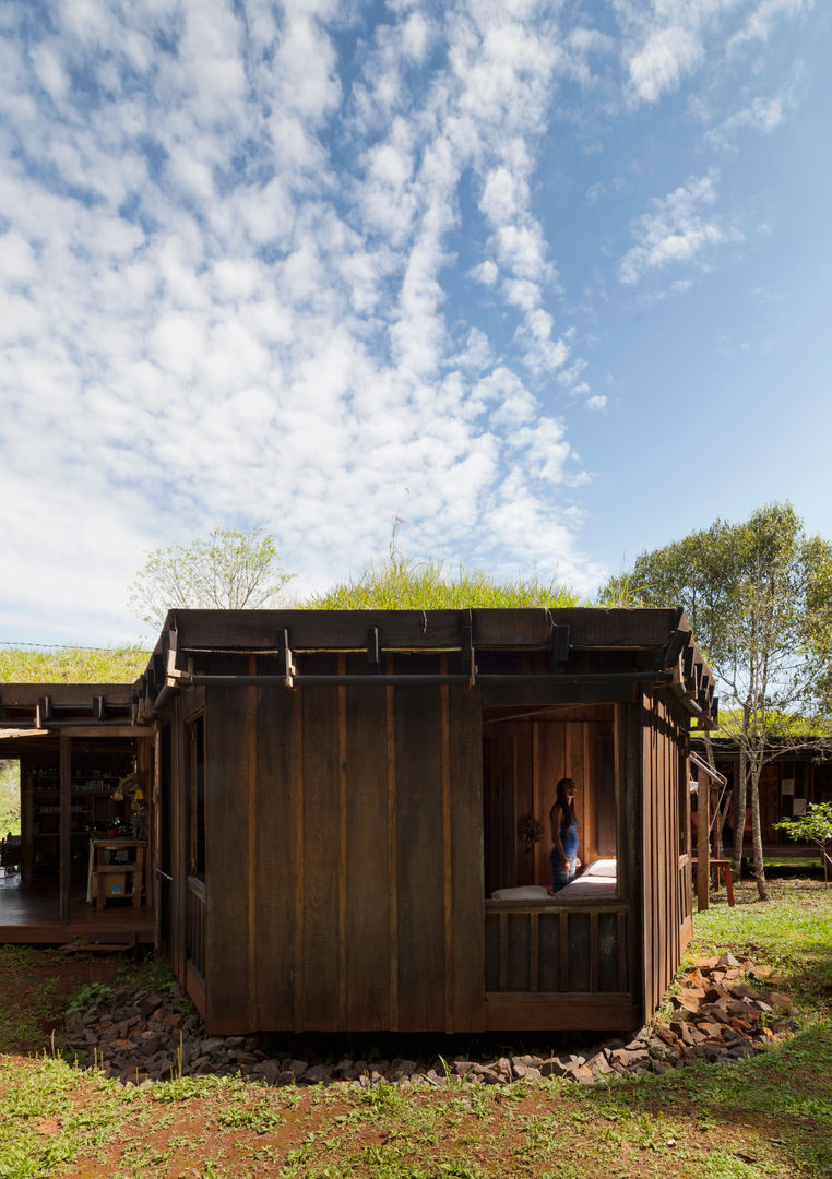 Comuna Yerbas del Paraiso - Misiones, IR arquitectura IR arquitectura Giardino rurale Legno massello Variopinto