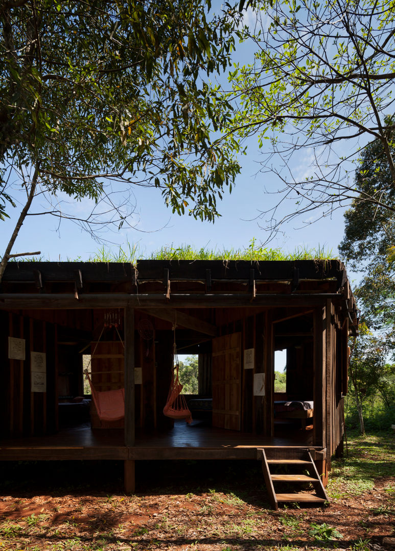 Comuna Yerbas del Paraiso - Misiones, IR arquitectura IR arquitectura カントリーデザインの リビング 無垢材 多色