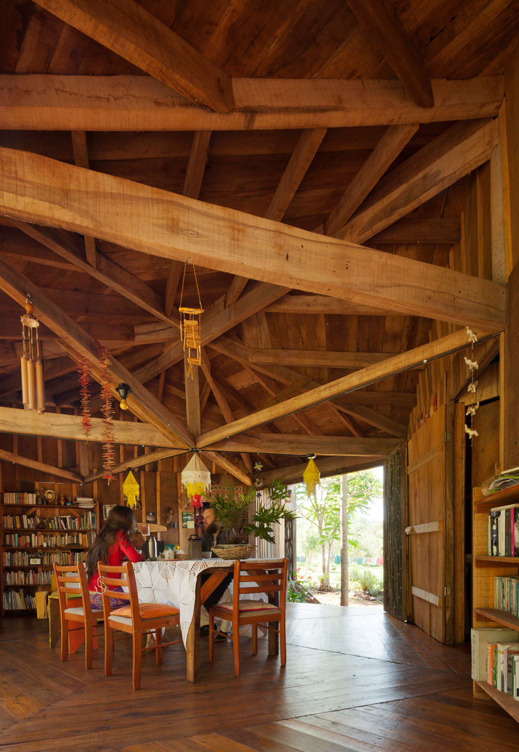 Comuna Yerbas del Paraiso - Misiones, IR arquitectura IR arquitectura Country style dining room Solid Wood Multicolored