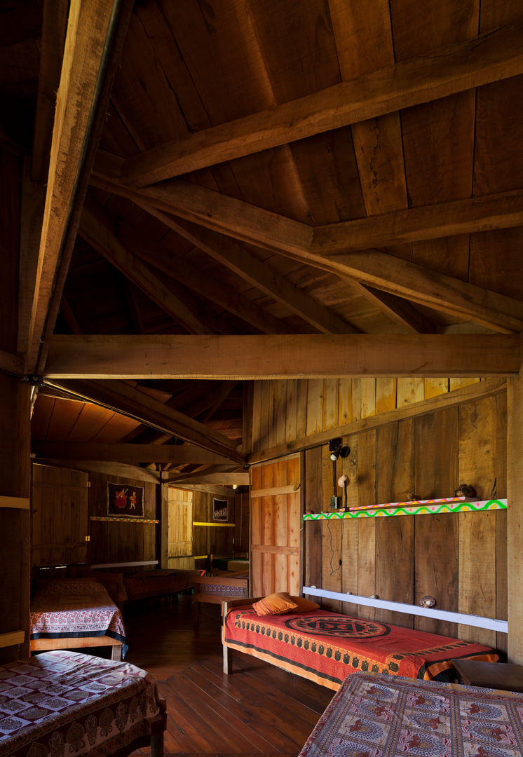 Comuna Yerbas del Paraiso - Misiones, IR arquitectura IR arquitectura Landelijke slaapkamers Massief hout Bont
